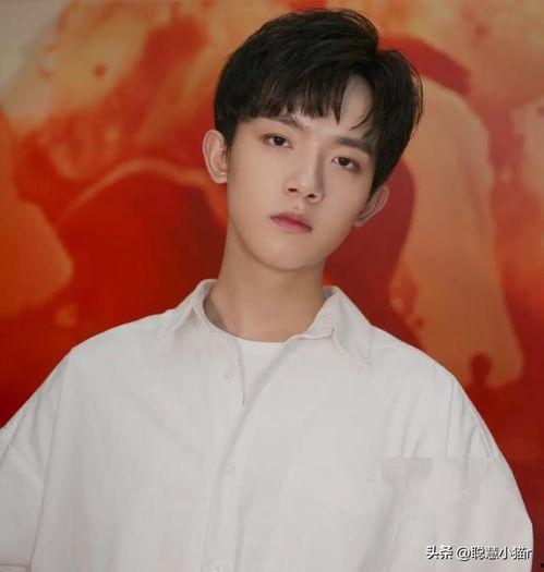 李明德爆料娱乐圈恋情,李明德独家爆料，明星情侣甜蜜互动引关注